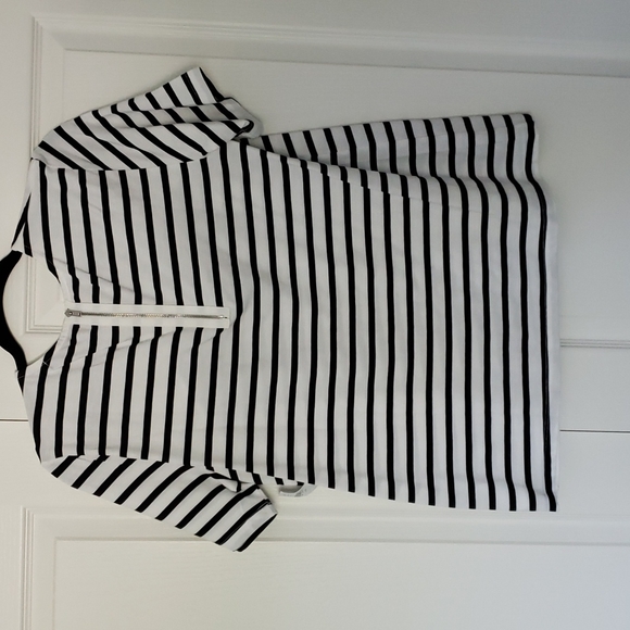 Black and white striped Gap Tshirt - Picture 2 of 3